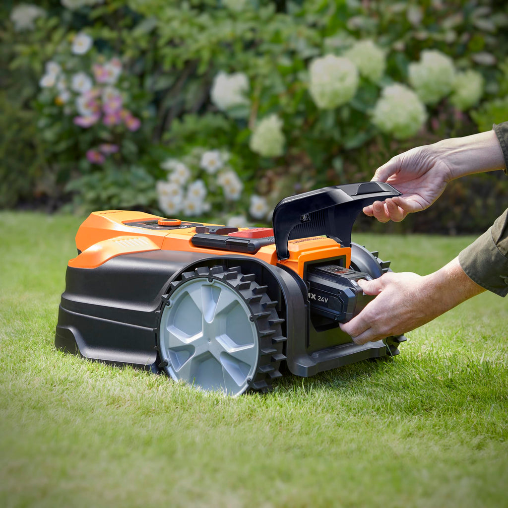LawnMaster OcuMow 18 Vision Robot Lawnmower, Charging Station & App, 800m2
