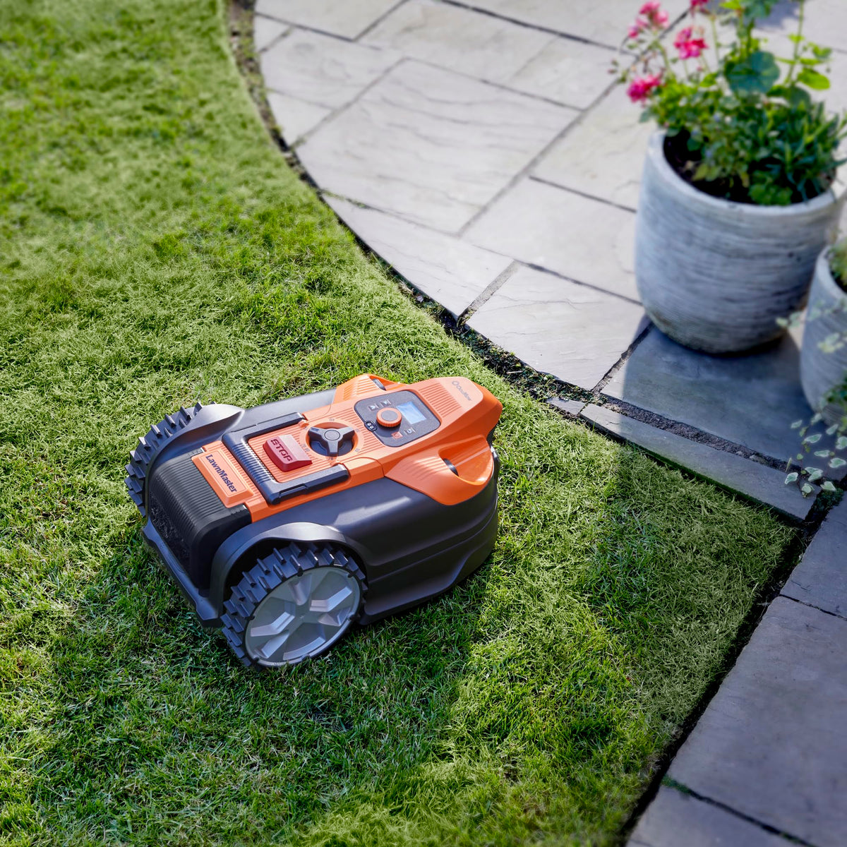LawnMaster OcuMow 18 Vision Robot Lawnmower, Charging Station & App, 800m2