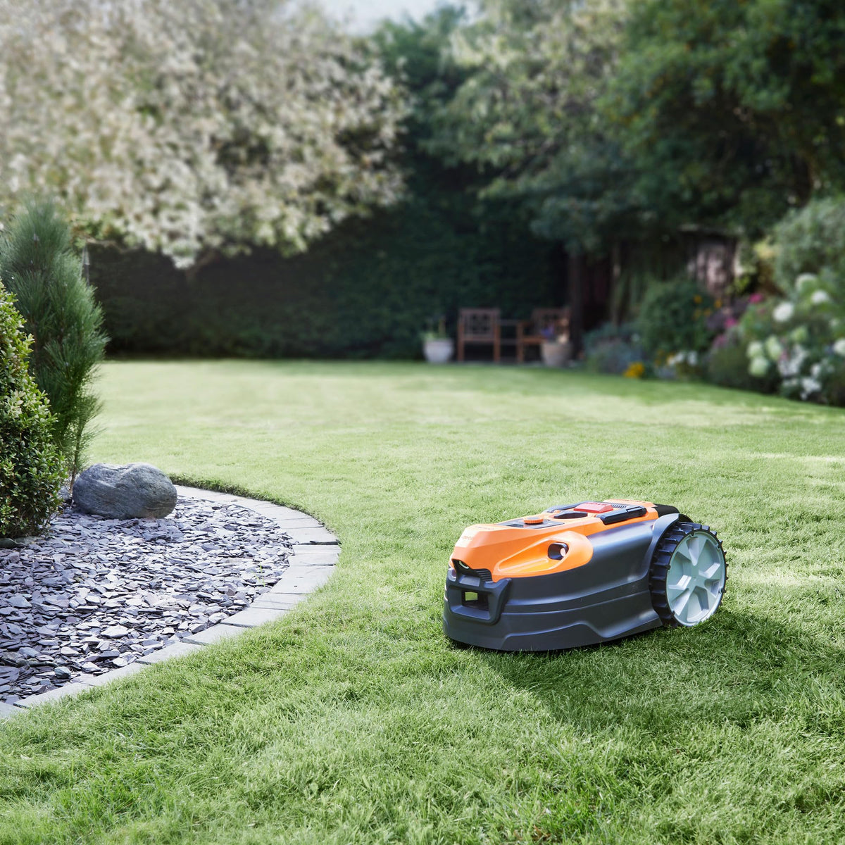 LawnMaster OcuMow 18 Vision Robot Lawnmower, Charging Station & App, 800m2