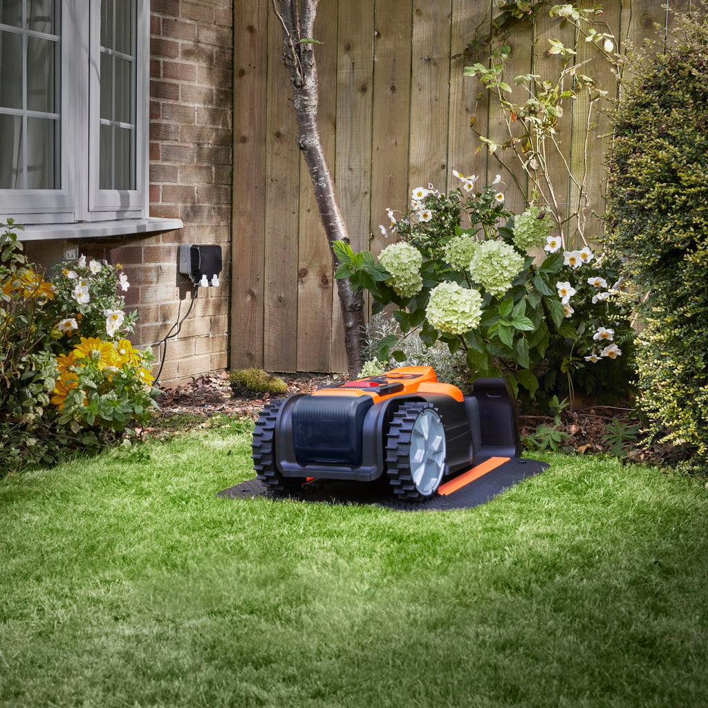 LawnMaster OcuMow 18 Vision Robot Lawnmower, Charging Station & App, 800m2